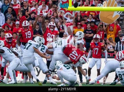 College Park, USA. 30. August 2024. COLLEGE PARK, MD - 07. SEPTEMBER: Michigan State Spartans platzierten Kicker Jonathan Kim (97) schlägt bei einem Big10-Fußballspiel zwischen den Maryland Terrapins und den Michigan State Spartans am 07. September 2024 im SECU Field im College Park, Maryland. (Foto: Tony Quinn/SipaUSA) Credit: SIPA USA/Alamy Live News Stockfoto