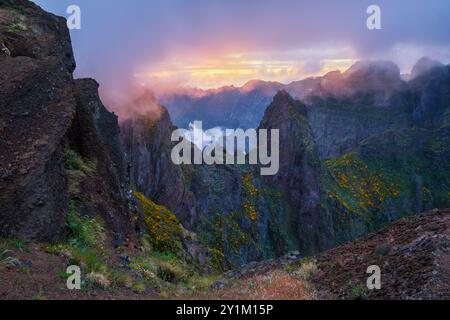 Berge bei Sonnenuntergang bedeckt von Nebel und Wolken. Insel Madeira, Portugal Stockfoto