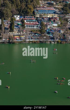 Ein Blick aus der Vogelperspektive auf den Naini-See und die Stadt in Nainital, Indien, einem berühmten Touristenziel. Auf 2. Januar 2022 geklickt. Stockfoto