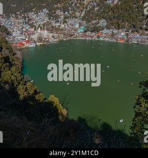 Ein Blick aus der Vogelperspektive auf den Naini-See und die Stadt in Nainital, Indien, einem berühmten Touristenziel. Auf 2. Januar 2022 geklickt. Stockfoto