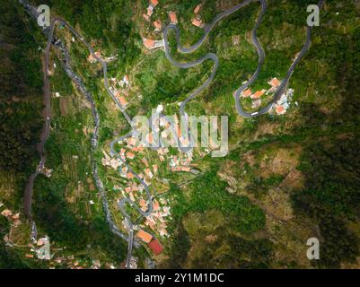 Aus der Vogelperspektive des Dorfes Curral das Freiras. Miradouro da Eira do Serrado, Madeira, Portugal Stockfoto