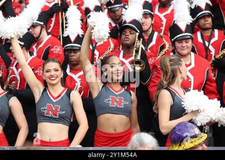 Baton Rouge, Usa. September 2024. Mitglieder des Tanzteams Nicholls State Colonels treten am Samstag, den 7. September 2024 in Baton Rouge, Louisiana, während eines College-Football-Spiels im Tiger Stadium auf. (Foto: Peter G. Forest/SIPA USA) Credit: SIPA USA/Alamy Live News Stockfoto