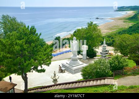 Goseong County, Südkorea - 28. Juli 2024: Die Buddha-Statue der Vereinigung Maitreya erhebt sich anmutig über der friedlichen Küste in der Nähe der DM Stockfoto