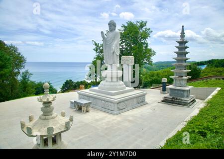 Goseong County, Südkorea - 28. Juli 2024: Die Buddha-Statue der Vereinigung Maitreya steht nach Norden in Richtung Nordkorea und symbolisiert Frieden und h Stockfoto