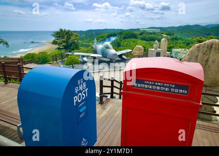 Goseong County, Südkorea - 28. Juli 2024: Das Zertifizierungszentrum für das Unification Observatory mit einem roten und blauen Briefkasten für Fahrradzertifikate Stockfoto