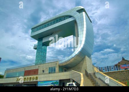 Goseong County, Südkorea - 28. Juli 2024: Der moderne und einzigartig gestaltete Unification Observatory Tower steht hoch in der Nähe der DMZ und bietet einen Besuch Stockfoto