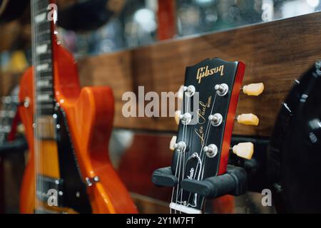 Bangkok, Thailand - 18. Mai 2024: Gibson Les Paul E-Gitarre in einem Regal im Gitarrenladen. Stockfoto