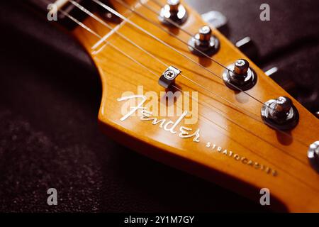 Bangkok, Thailand - 3. Juli 2023: Fender, ein amerikanischer Gitarrenhersteller, Logo auf einer elektrischen Gitarre. Stockfoto