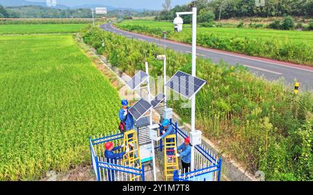 CHUZHOU, CHINA - 7. SEPTEMBER 2024 - Arbeiter überholen eine intelligente landwirtschaftliche Überwachungsausrüstung in Chuzhou, Provinz Anhui Stockfoto