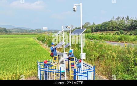 CHUZHOU, CHINA - 7. SEPTEMBER 2024 - Arbeiter überholen eine intelligente landwirtschaftliche Überwachungsausrüstung in Chuzhou, Provinz Anhui Stockfoto