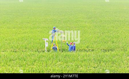 CHUZHOU, CHINA - 7. SEPTEMBER 2024 - Arbeiter inspizieren eine intelligente landwirtschaftliche Überwachungsausrüstung und führen Landwirte dazu, sie in Chuzhou, an, zu verwenden Stockfoto