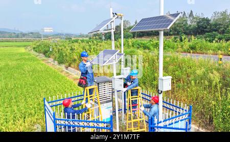 CHUZHOU, CHINA - 7. SEPTEMBER 2024 - Arbeiter überholen eine intelligente landwirtschaftliche Überwachungsausrüstung in Chuzhou, Provinz Anhui Stockfoto