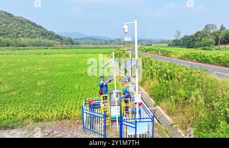 CHUZHOU, CHINA - 7. SEPTEMBER 2024 - Arbeiter überholen eine intelligente landwirtschaftliche Überwachungsausrüstung in Chuzhou, Provinz Anhui Stockfoto