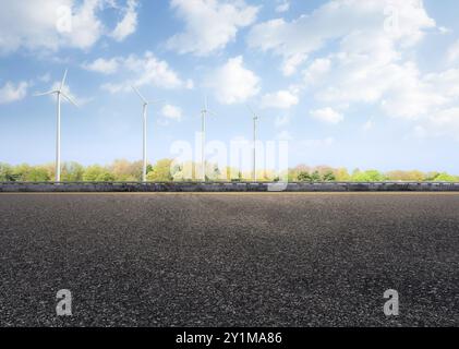 3D-Verwertung leerer Asphaltstraßen mit Windturbinen für grüne Energieressourcen Stockfoto