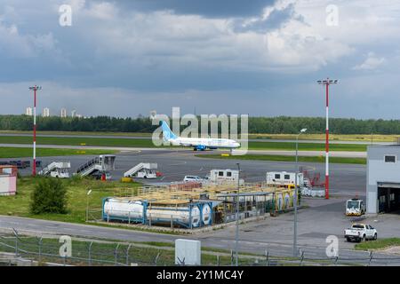 Flugzeug auf der Landebahn am Flughafen Stockfoto