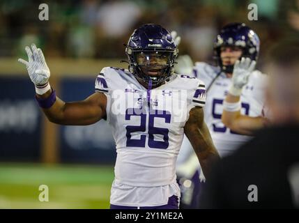 7. September 2024: Stephen F. Austin Lumberjacks Running Back Justin Maze (26) signalisiert das vierte Quartal während des NCAA Football Spiels zwischen der Stephen F Austin University und der University of North Texas im DATCU Stadium in Denton, Texas. Ron Lane/CSM Stockfoto