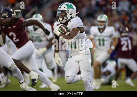 7. September 2024: Marshall Thundering Herd Running Back A.J. Turner (5) stürzt während des NCAA-Fußballspiels zwischen der Marshall Thundering Herde und den Virginia Tech Hokies im Lane Stadium in Blacksburg, VA, auf das Feld. Jonathan Huff/CSM (Bild: © Jonathan Huff/Cal Sport Media) Stockfoto