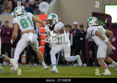 7. September 2024: Marshall Thundering Herd Running Back A.J. Turner (5) stürzt während des NCAA-Fußballspiels zwischen der Marshall Thundering Herde und den Virginia Tech Hokies im Lane Stadium in Blacksburg, VA, auf das Feld. Jonathan Huff/CSM (Bild: © Jonathan Huff/Cal Sport Media) Stockfoto