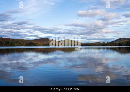 Lake Ouimet (Lac Ouimet) Herbstlandschaft. Mont-Tremblant, Quebec, Kanada. Stockfoto