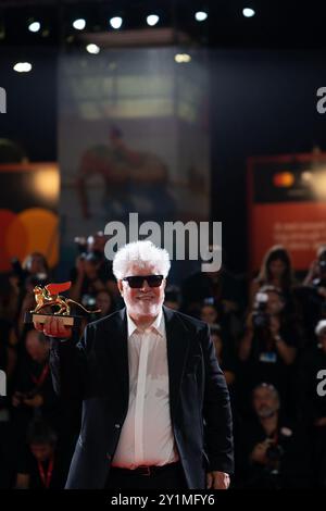 Venedig, Italien. September 2024. Pedro Almodovar posiert mit dem Goldenen Löwenpreis während des 81. Internationalen Filmfestivals von Venedig im Palazzo del Cinema in Venedig, Italien, am 7. September 2024. (Foto: Luca Carlino/NurPhoto) Credit: NurPhoto SRL/Alamy Live News Stockfoto