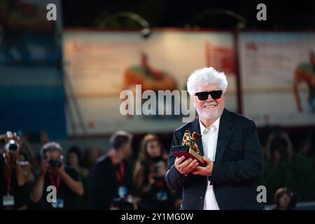 Venedig, Italien. September 2024. Pedro Almodovar posiert mit dem Goldenen Löwenpreis während des 81. Internationalen Filmfestivals von Venedig im Palazzo del Cinema in Venedig, Italien, am 7. September 2024. (Foto: Luca Carlino/NurPhoto) Credit: NurPhoto SRL/Alamy Live News Stockfoto