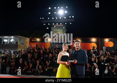 Venedig, Italien. September 2024. Arshia Shakiba und Zayne Akyol nehmen den Preis für den besten Kurzfilm während des 81. Internationalen Filmfestivals von Venedig am 7. September 2024 im Palazzo del Cinema in Venedig, Italien, entgegen. (Foto: Luca Carlino/NurPhoto) Credit: NurPhoto SRL/Alamy Live News Stockfoto