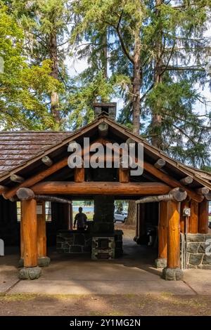 Rustikaler Picknickpavillon im Park, erbaut vom Civilian Conservation Corps in den 1930er Jahren im Twanoh State Park im US-Bundesstaat Washington Stockfoto