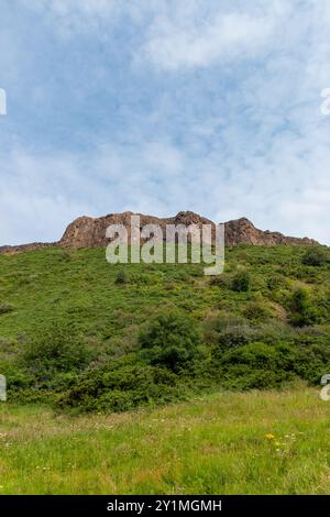 Arthur’s Seat erhebt sich über der Skyline von Edinburgh Stockfoto