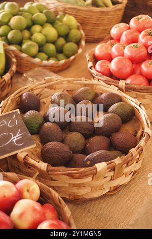 Eine wunderschöne Auswahl an frischem Bio-Obst und Gemüse, ausgestellt in bunten Körben auf einem Markt Stockfoto