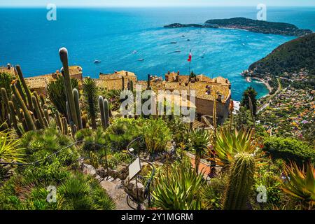 Atemberaubende Aussicht mit azurblauem Mittelmeer vom wunderschönen botanischen Garten Eze, Provence Alpes Cote d Azur, Frankreich, Europa Stockfoto