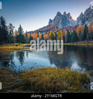 Wunderbare Herbstlandschaft mit alpinem See und hohen Klippen in den Dolomiten bei Sonnenaufgang, See Antorno, Italien, Europa Stockfoto