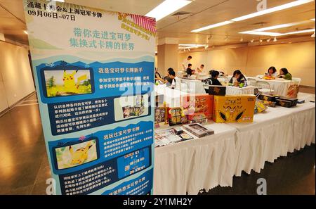 Shanghai, China. September 2024. Ein Pokemon-Kartenspiel wird auf der International Coin Expo 2024 in Shanghai, China, am 6. September 2024 ausgetragen. (Foto: Costfoto/NurPhoto) Credit: NurPhoto SRL/Alamy Live News Stockfoto