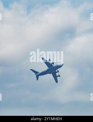 Das Militärflugzeug Airbus A400M im Flug zeigt sein viermotoriges Turboprop-Design und seine Hochflügelkonfiguration, die vor einem bewölkten Himmel erfasst wird. Stockfoto