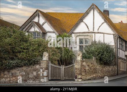 Hastings, East Sussex, Vereinigtes Königreich - 6. März 2022 - reich verziertes Haus umgeben von Grün mit verschlossenem Tor Stockfoto