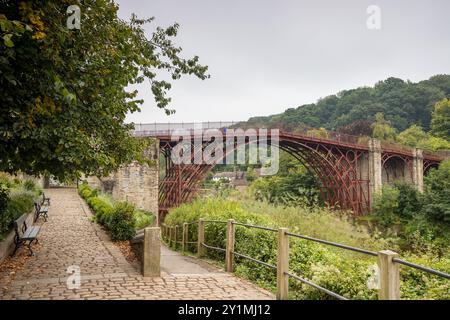 Abfallender Pfad zur Iron Bridge, die den Fluss Seven in Ironbridge, Shropshire überspannt, Bild am 7. September 2024. Stockfoto