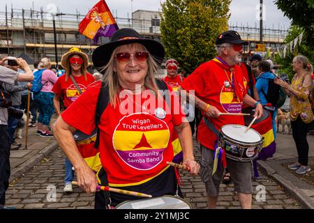 Wigan, Großbritannien. August 2024. Wigan Diggers Festival. Die True Levellers Community Samba Band spielt Samba, während sie in die Gärten gleitet. Quelle: Neil Terry/Alamy Live News Stockfoto