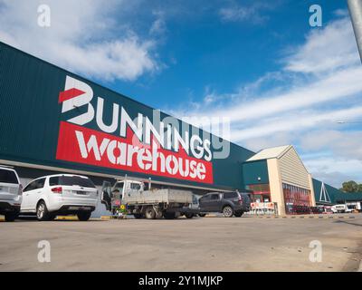 Außenansicht des Eisenwarengeschäfts von Bunnings Warehouse an einem sonnigen Tag mit blauem Himmel und weißen Wolken in South Australia, Australien. Stockfoto