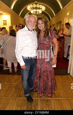 Dieter Hallervorden mit Ehefrau Christiane Zander bei der Premiere des Theaterstücks Stasi, Stress und Stolperfallen im Schlosspark Theater. Berlin, 07.09.2024 *** Dieter Hallervorden mit seiner Frau Christiane Zander bei der Premiere des Stücks Stasi, Stress und Stolperfallen im Schlosspark Theater Berlin, 07 09 2024 Foto:XF.xKernx/xFuturexImagex Stress 4923 Stockfoto