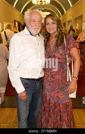 Dieter Hallervorden mit Ehefrau Christiane Zander bei der Premiere des Theaterstücks Stasi, Stress und Stolperfallen im Schlosspark Theater. Berlin, 07.09.2024 *** Dieter Hallervorden mit seiner Frau Christiane Zander bei der Premiere des Stücks Stasi, Stress und Stolperfallen im Schlosspark Theater Berlin, 07 09 2024 Foto:XF.xKernx/xFuturexImagex Stress 4924 Stockfoto