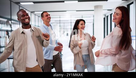 Business Fun Celebration Und Teamwork Erfolg. Corporate Team Tanzen Stockfoto