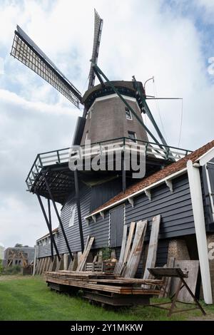 Historisches Sägewerk „The Rat“ mit Scheune in IJlst, Friesland, Niederlande. Sägedielen liegen und stehen neben der Mühle Stockfoto