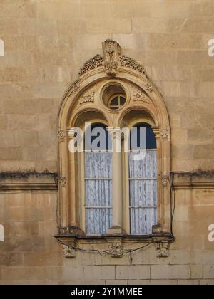 Berühmtes barockes Gebäude mit atemberaubender Architektur und historischem Charme. Stockfoto