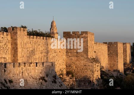 Die alten Mauern der Altstadt von Jerusalem tauchten bei Sonnenuntergang in einem goldenen Glanz in Israel. Stockfoto