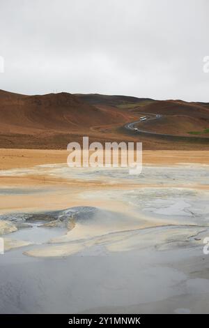 Panoramablick auf die Straße der geothermischen aktiven Zone in Island Stockfoto