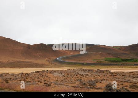 Panoramablick auf die Straße der geothermischen aktiven Zone in Island Stockfoto