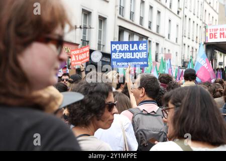 Paris, Frankreich. September 2024. Ein Demonstrant mit einem Plakat mit der Aufschrift „für die 6. republik“ während der Demonstration. Demonstration mit Unterstützung der Gewerkschaften und der Neuen Volksfront (NFP), um die politische Wahl des Präsidenten Emmanuel Macron nach der Ernennung von Michel Barnier (LR) zum Premierminister am 7. september 2024 in Paris anzuprangern. Foto: Christophe Michel/ABACAPRESS. COM Credit: Abaca Press/Alamy Live News Stockfoto