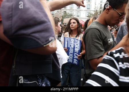 Paris, Frankreich. September 2024. Ein Demonstrant mit einem Plakat mit der Aufschrift „für die 6. republik“ während der Demonstration. Demonstration mit Unterstützung der Gewerkschaften und der Neuen Volksfront (NFP), um die politische Wahl des Präsidenten Emmanuel Macron nach der Ernennung von Michel Barnier (LR) zum Premierminister am 7. september 2024 in Paris anzuprangern. Foto: Christophe Michel/ABACAPRESS. COM Credit: Abaca Press/Alamy Live News Stockfoto