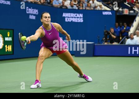 New York, USA. September 2024. Aryna Sabalenka tritt im Finale der Frauen zwischen Aryna Sabalenka aus Weißrussland und Jessica Pegula aus den Vereinigten Staaten bei den US Open-Tennismeisterschaften 2024 in New York, USA, am 7. September 2024 an. Quelle: Li Rui/Xinhua/Alamy Live News Stockfoto