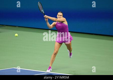 New York, USA. September 2024. Aryna Sabalenka tritt im Finale der Frauen zwischen Aryna Sabalenka aus Weißrussland und Jessica Pegula aus den Vereinigten Staaten bei den US Open-Tennismeisterschaften 2024 in New York, USA, am 7. September 2024 an. Quelle: Li Rui/Xinhua/Alamy Live News Stockfoto