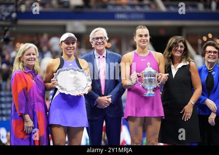 New York, USA. September 2024. NEW YORK, NEW YORK - SEPTEMBER 07: (L-R) Jessica Pegula aus den Vereinigten Staaten und Aryna Sabalenka aus Weißrussland posieren für ein Foto mit ihren Trophäen nach dem Women's Singles Final Match zwischen und am Tag 13 der US Open 2024 am 07. September 2024 im USTA Billie Jean King National Tennis Center im Stadtteil Flushing des Queens Borough von New York City (MB Media) Credit: MB Media Solutions/Alamy Live News Stockfoto